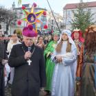 Arcybiskup Adam Szal zaintonował modlitwę o pokój dla wszystkich. Fot. Jacek Szwic