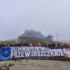 Po wspólnym zdobyciu Połoniny Wetlińskiej uczestnicy pieszej wyprawy wyeksponowali na...