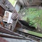 Widok na wymagającą naprawy lub rozbiórki galerię balkonową prowadzącą do toalet./ FOT....
