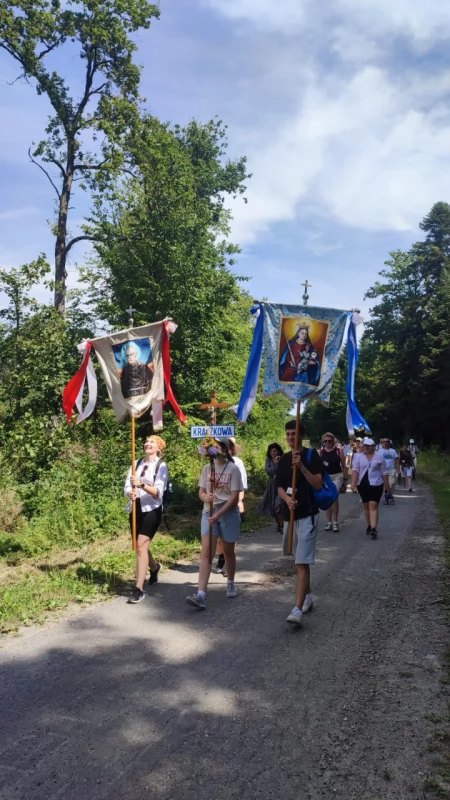 Pielgrzymi zmierzają do Matki Bożej Kalwaryjskiej [ZOBACZ ZDJĘCIA i WIDEO]