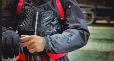 Zbroja motocyklowa na lato – jakie ochraniacze motocyklowe wybrać?