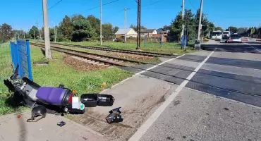 Bir moped sürücüsü trafik bariyerine çarptı. Kırmızı ışığı görmezden geldi.