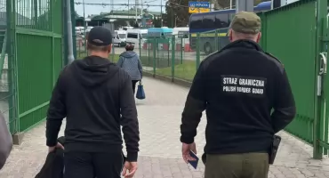 Polis memurları tarafından sınıra kadar götürüldüler. Polonya'da yasadışı olarak bulunuyorlardı.