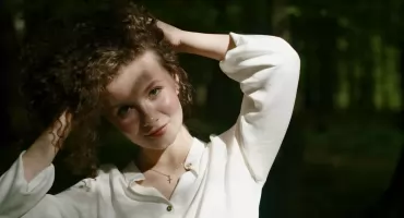 Yetenekli Przemyśl şarkıcısı yeni bir single yayınladı. 17 yaşındaki Kornelia Wodka (Nela) ile bir söyleşi.