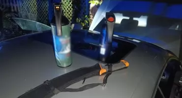 Polis, 26 yaşındaki bir sürücünün peşinde. Aracında baltalar, pala ve gaz bombaları bulundu [VİDEO, FOTOĞRAFLAR]