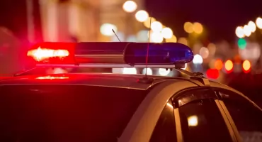 Ceketi ve bir ayakkabısı eksikti. Kanındaki alkol oranı neredeyse binde 2'ydi. Otoyolda otostop çekiyordu.