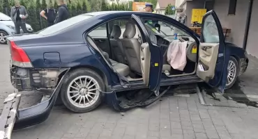 18-latek stracił panowanie nad pojazdem i wjechał w ogrodzenie. – Prędkość dopuszczalna nie zawsze oznacza prędkość bezpieczną – grzmią służby [ZOBACZ ZDJĘCIA]