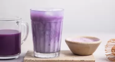Domowe ube latte – fioletowy napój inspirowany internetowymi trendami