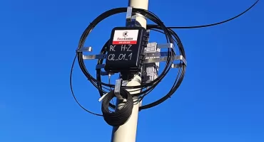 Od sześciu lat montują światłowód! Kable na słupach już są…