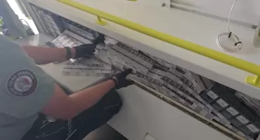 Przemyt w karetce. 910 paczek papierosów bez polskich znaków akcyzy ukrytych w wyposażeniu pojazdu [ZOBACZ ZDJĘCIA]