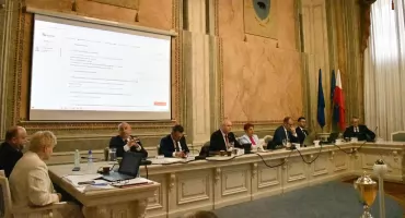 Prezydent Bakun z wotum zaufania i absolutorium. Ależ to była „uśmiechnięta” sesja!