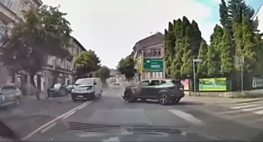 Dramat na 3 Maja. Młoda kobieta wpadła wprost pod nadjeżdżający samochód [WIDEO]