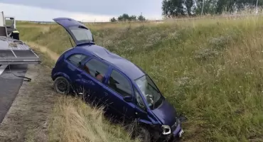 Niebezpieczne zdarzenie na A4. Opel wylądował w rowie [ZOBACZ ZDJĘCIA]