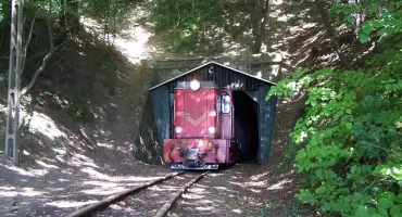 Od września ma lśnić! Rekonstrukcja zabytkowej wiaty tunelu kolejowego w Szklarach stanie się rzeczywistością 