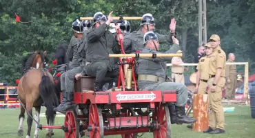 Strażackie dziedzictwo znów połączyło pokolenia. Chorzów w gminie Roźwienica gospodarzem wyjątkowych zawodów! [ZOBACZ ZDJĘCIA]