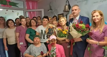 W szpitalu uroczyście odsłonięto Dzwon Zwycięstwa. Oby dzwonił jak najczęściej [ZDJĘCIA]