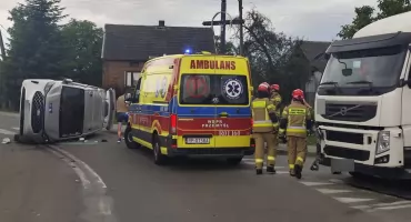 Nie ustąpił pierwszeństwa osobówce. Został ukarany mandatem 