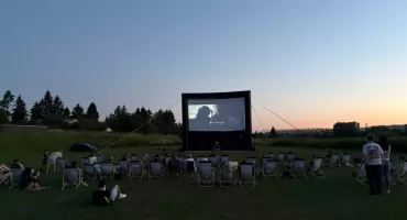 Bond na „Płytach”, czyli kino plenerowe na osiedlu „Za Wiarem” [ZOBACZ ZDJĘCIA]