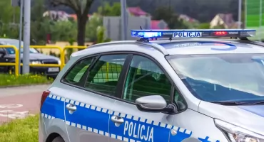Przypadkowo zatrzasnęła 10-miesięczne niemowlę w rozgrzanym aucie. Z szybką pomocą nadeszli policjanci