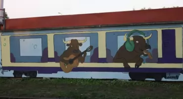 Młodzi stworzyli zabawny mural w przestrzeni stacji wąskotorówki [ZDJĘCIA]