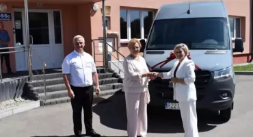 Mercedes i cieżarówka trafiły do szkół