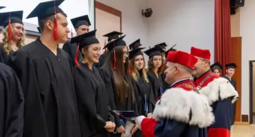 Absolwenci stosunków międzynarodowych gotowi na nowe wyzwania – uroczystość zakończenia studiów  