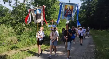 Pielgrzymi zmierzają do Matki Bożej Kalwaryjskiej [ZOBACZ ZDJĘCIA i WIDEO]