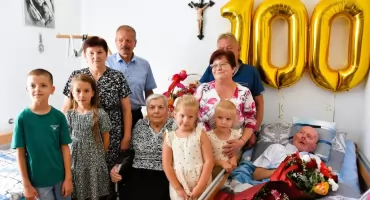 Doczekał dwóch synów, siedmioro wnuków i ośmioro prawnucząt. Pan Edward Pieczonka świętował 100. urodziny! [ZDJĘCIA]