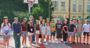 Miła niespodzianka na początek roku szkolnego. Kaski rowerowe przekazane w ręce uczniów [ZDJĘCIA]
