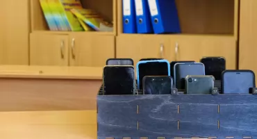Smartfony w szkolnym depozycie? Zakaz używania telefonów w szkołach już obowiązuje