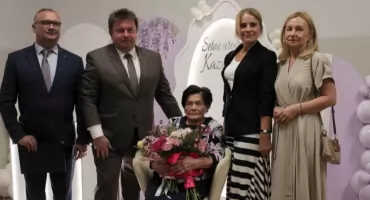 Takiego przywileju dostępują tylko nieliczni. Pani Kazimiera obchodziła 100. urodziny! [ZDJĘCIA]