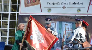 Poświecili sztandar i przypomnieli zasługi Pawlikowskich [ZDJĘCIA]